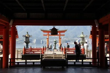 広島の宮島の厳島神社から眺める高舞台と海に浮かぶ鳥居と対岸