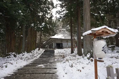 平泉の静寂に包まれた寺院風景。