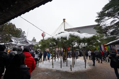 岩手の中尊寺本堂の正月に並ぶ人