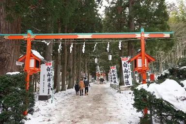 岩手の中尊寺の冬の白山神社