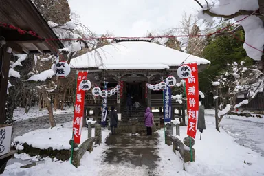 岩手の中尊寺の冬の弁財天堂
