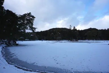 岩手の毛越寺の雪をかぶった庭園