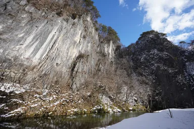岩手の地層が見える絶壁の猊鼻渓