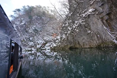岩手の猊鼻渓の反射する水面