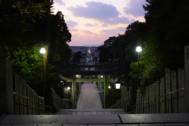 福岡の地嶽神社の黄昏時の海まで続く道