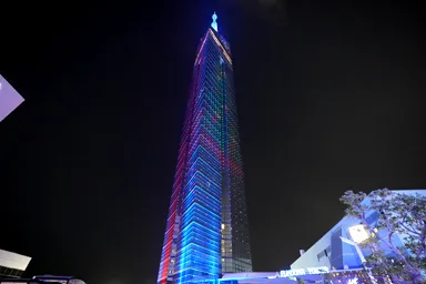 福岡タワーの夜のライトアップされた外観