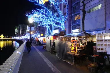 福岡の中洲の屋台と川沿いの風景