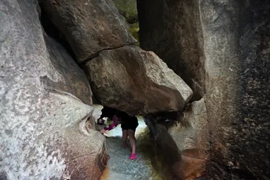 福岡の千仏鍾乳洞の冬の水の中を進む