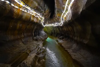 福岡の千仏鍾乳洞のライトアップと水路