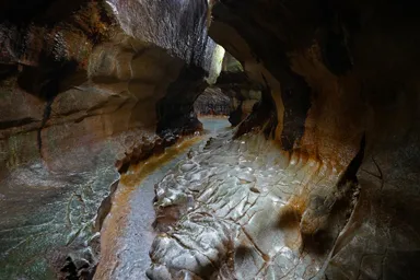 福岡の千仏鍾乳洞のつるつるの岩肌と水流