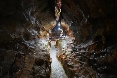 福岡の千仏鍾乳洞のまっすぐ延びる幻想的な空間
