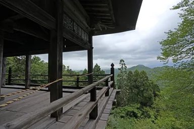福島の会津の左下り観音の本堂の回廊