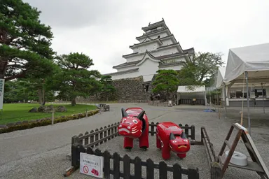 福島の鶴ヶ城と巨大な赤べこ