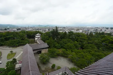 福島の鶴ヶ城の天守閣からみた赤い瓦屋根