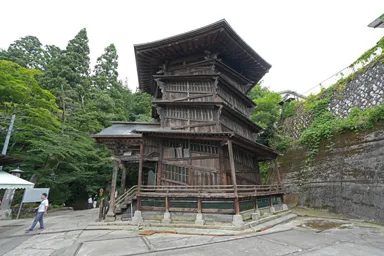 福島の会津さざえ堂の外観