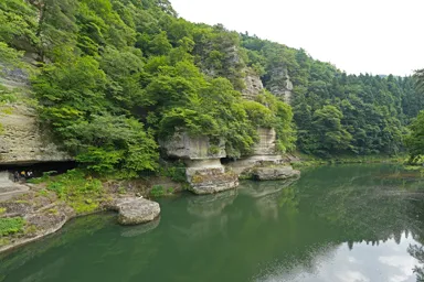 福島の塔のへつりの岩に天然の溝が入った渓谷