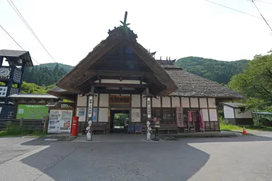 福島の湯野上温泉駅の茅葺き屋根
