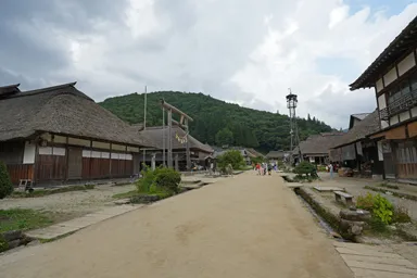 福島の大内宿の古民家と鳥居