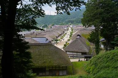福島の大内宿の見晴台から見下ろすかやぶきの家々