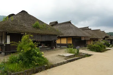 福島の大内宿の整った茅葺き屋根の家が並ぶ