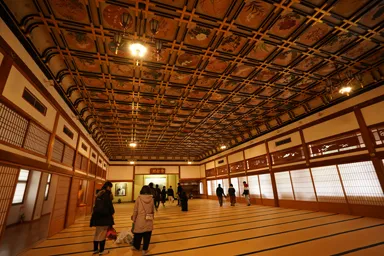 福井の永平寺の天井が装飾された仏間