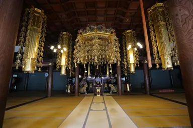 福井の永平寺の金の飾りの法堂