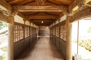 福井の永平寺の木造の屋根が付いた回廊