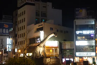 福井駅前の恐竜モニュメントと街