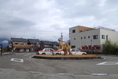 福井の勝山駅前のフクイサウルスの恐竜像
