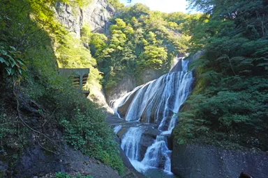 茨城の橋から見上げる展望台と袋田の滝