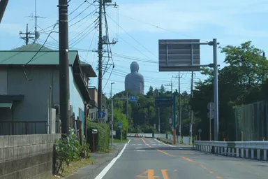 茨城の街から見える牛久大仏の上半身