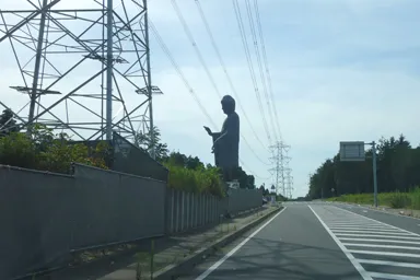 茨城の街から見える牛久大仏と鉄塔