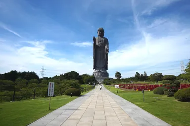 茨城の牛久大仏の正面からの全景