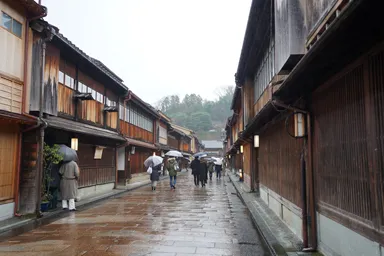 金沢のひがし茶屋街の伝統的な雨の街並み