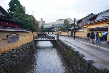 金沢の武家屋敷跡の野村家の庭園と建物