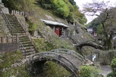 島根の石見銀山の羅漢寺に続く石の橋