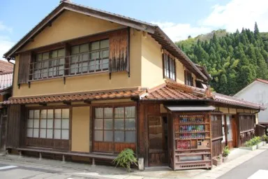 島根の石見銀山の風景に溶け込む自動販売機