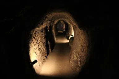 島根の石見銀山のライトが灯る坑道内