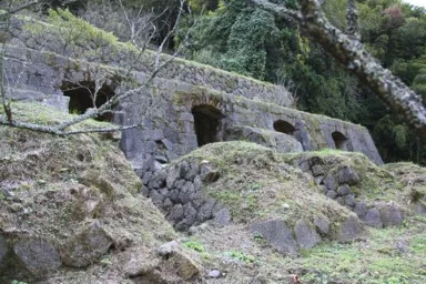 島根の石見銀山の草に覆われた谷製錬所跡