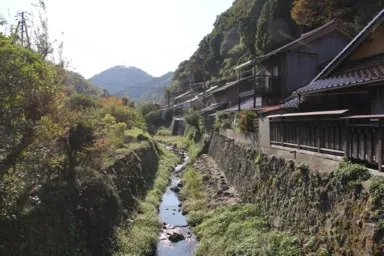 島根の石見銀山の小川と町並み