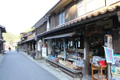 島根の石見銀山の風鈴の音が響く土産屋