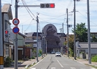 巨大な遮光器土偶の形をした木造駅