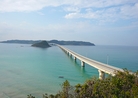 青い海を貫く角島大橋