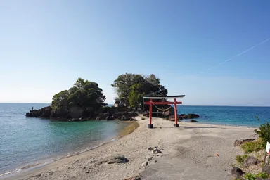 鹿児島の菅原神社の鳥居と小島