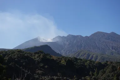 鹿児島の桜島の煙を吐き出す姿