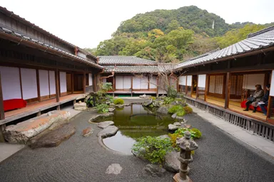 鹿児島の仙巌園の建物と庭園風景