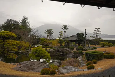 鹿児島の仙巌園の庭園と桜島の眺め