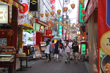 横浜の中華街の提灯と看板が並ぶ路地