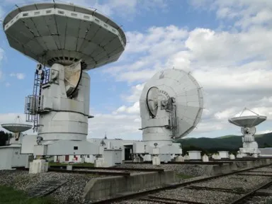 山梨の野辺山宇宙電波観測所のアンテナ群