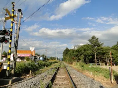 山梨の野辺山の鉄道最高地点の踏切
